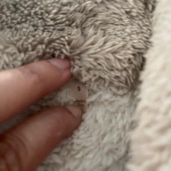 Size S soft surrounding Sherpa pullover sweater

#8 - Picture 2 of 5